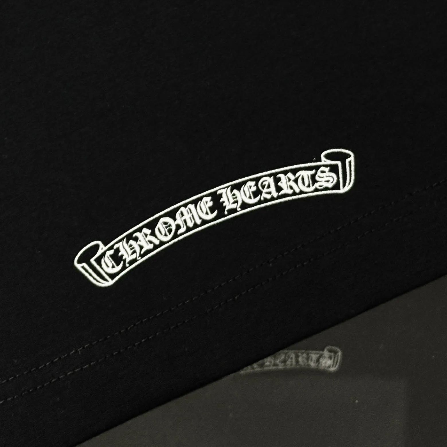 P180 Chrome Hearts Chrome Hearts 25 high-end versions. The fabric is made of 300 grams of high-density pure cotton. It does not deform or shrink. It has three labels. It is the same style for men and women. Technology: suede foaming + digital printing. Color: white, black. SIZE: S-XL.